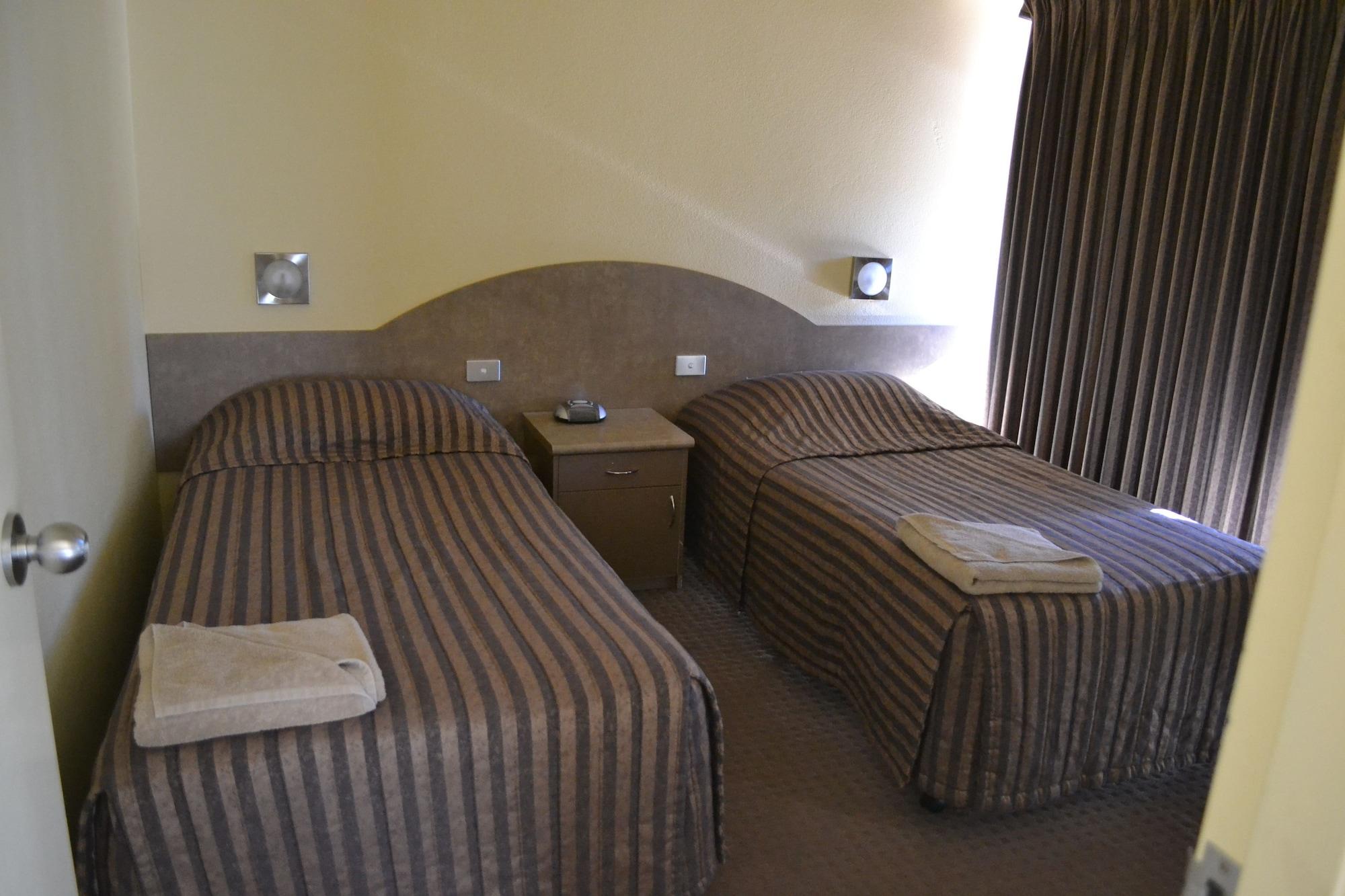 Yarrawonga Mulwala Golf Club Hotel Bagian luar foto A typical motel room