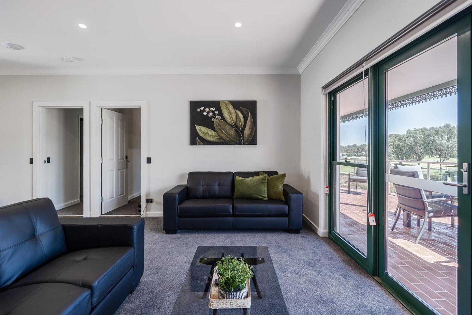 Yarrawonga Mulwala Golf Club Hotel Bagian luar foto A living room with a large sliding door