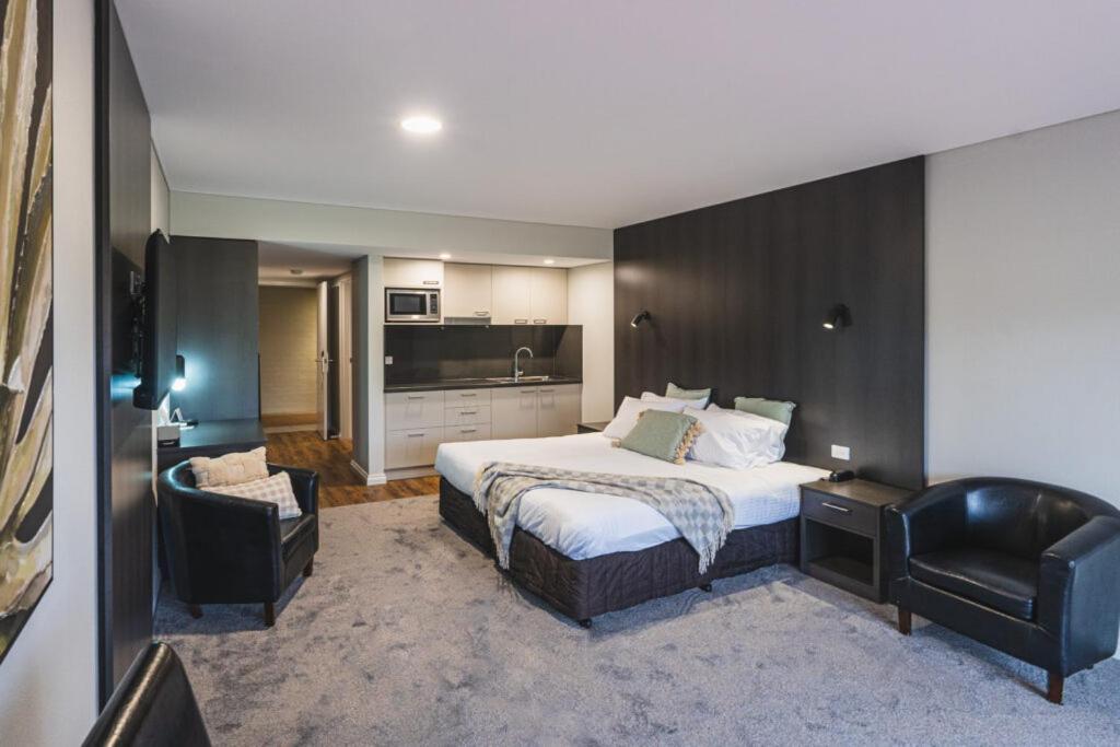 Yarrawonga Mulwala Golf Club Hotel Bagian luar foto A typical studio apartment