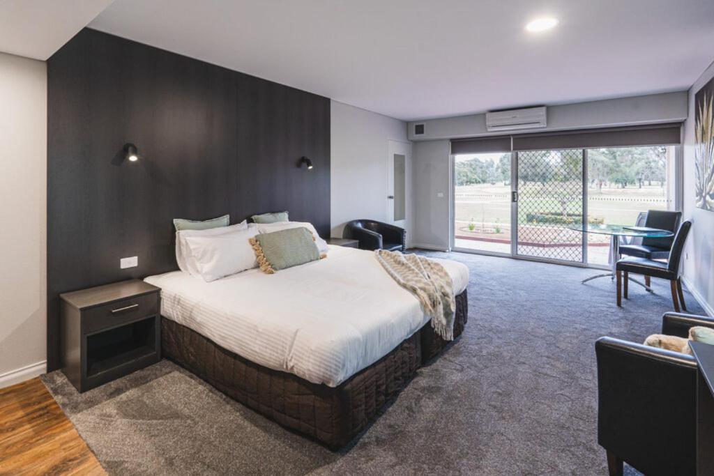 Yarrawonga Mulwala Golf Club Hotel Bagian luar foto A suite at the hotel