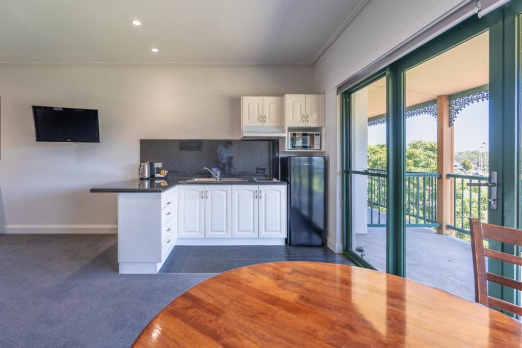 Yarrawonga Mulwala Golf Club Hotel Bagian luar foto A kitchen in a serviced apartment