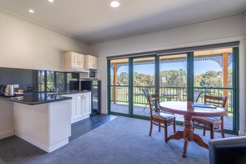 Yarrawonga Mulwala Golf Club Hotel Bagian luar foto A typical apartment at the resort