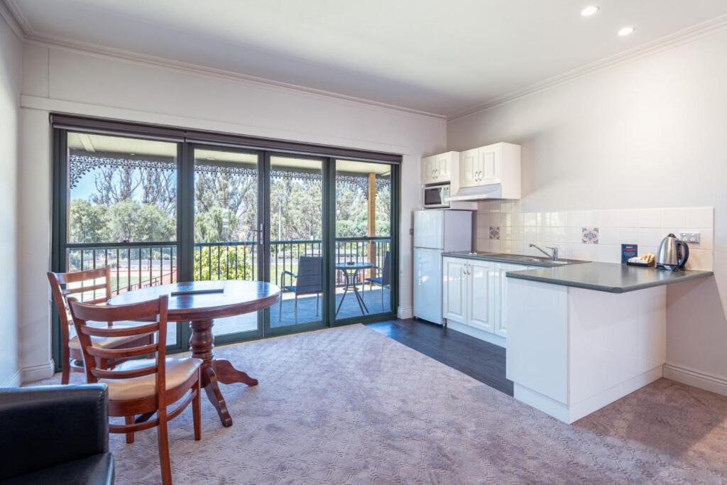 Yarrawonga Mulwala Golf Club Hotel Bagian luar foto A typical apartment at the University of Western Australia