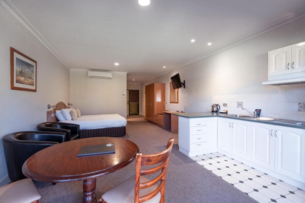 Yarrawonga Mulwala Golf Club Hotel Bagian luar foto Studio apartment