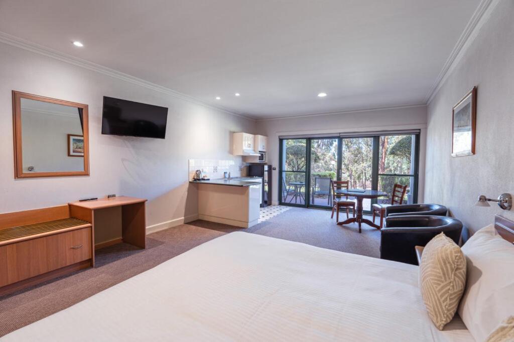 Yarrawonga Mulwala Golf Club Hotel Bagian luar foto Studio Suite
