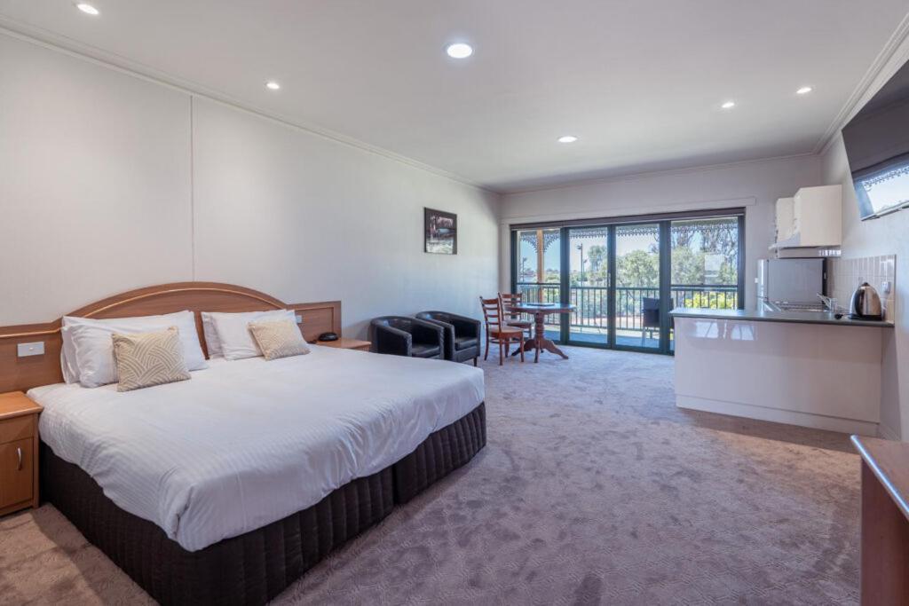 Yarrawonga Mulwala Golf Club Hotel Bagian luar foto Studio Suite