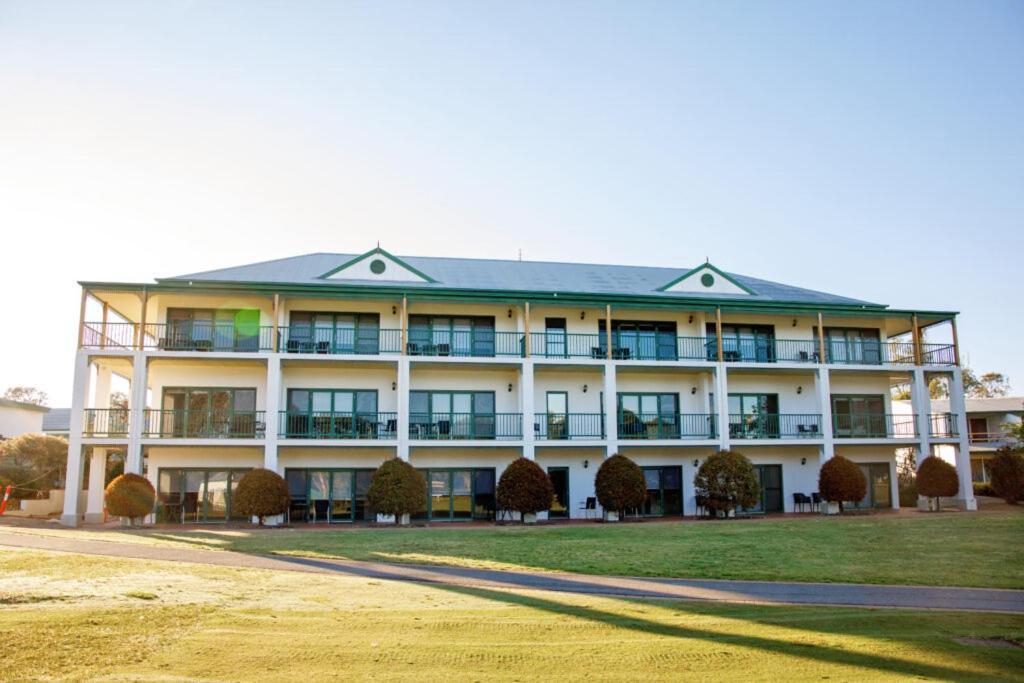 Yarrawonga Mulwala Golf Club Hotel Bagian luar foto The clubhouse at the Links Lady Bay Golf Course