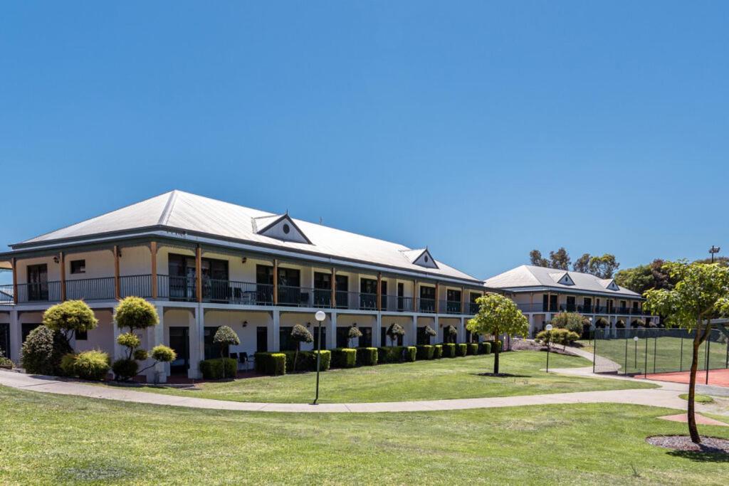 Yarrawonga Mulwala Golf Club Hotel Bagian luar foto The school's main building