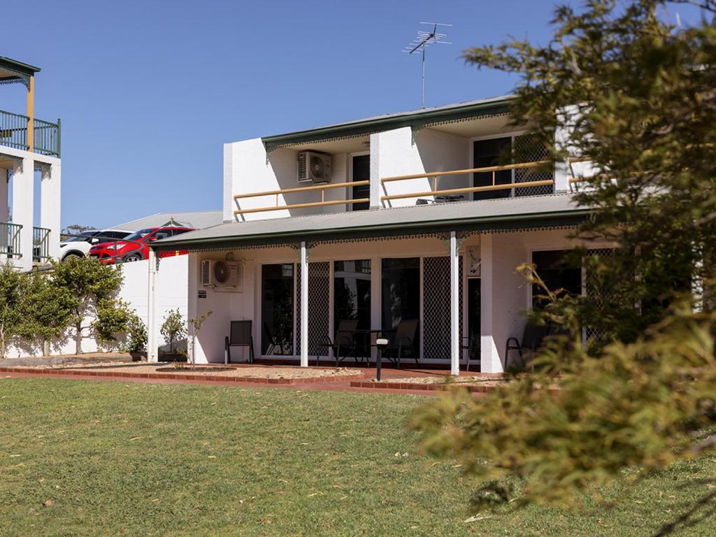 Yarrawonga Mulwala Golf Club Hotel Bagian luar foto The house at 1001 North Beach Road, Esperance, Western Australia
