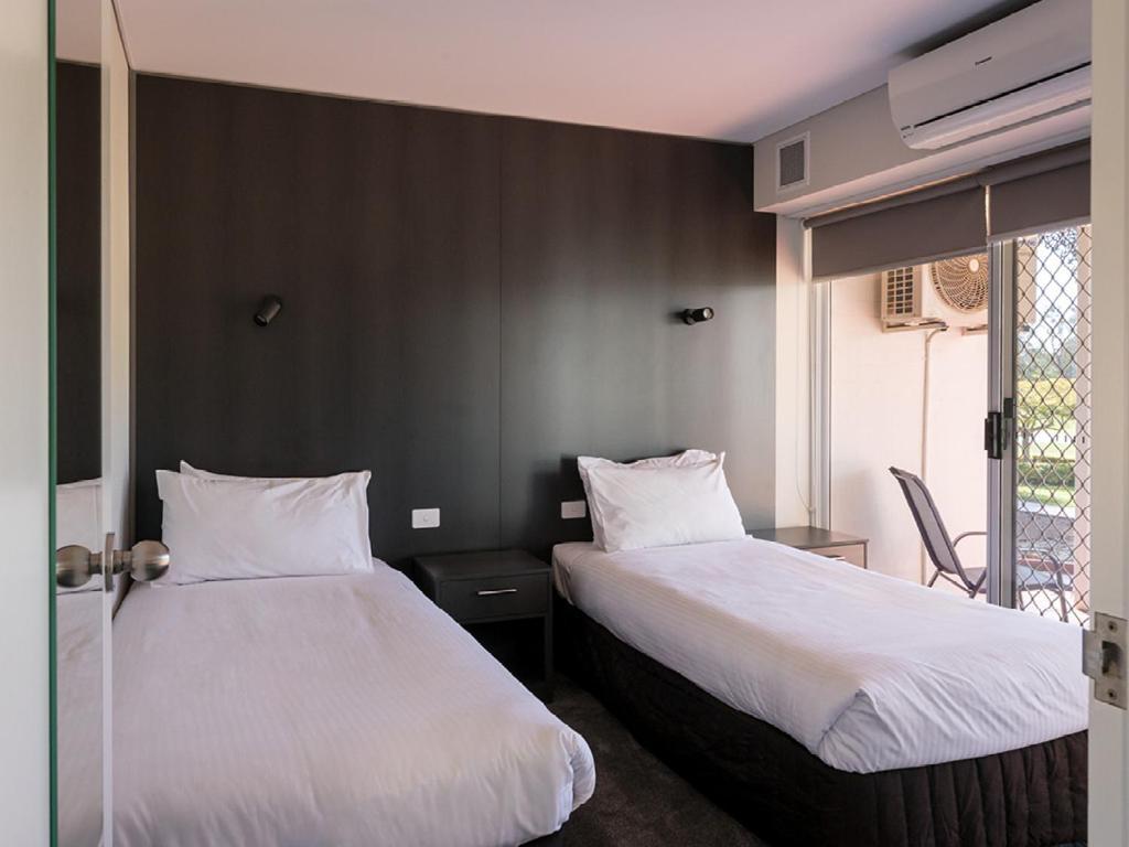 Yarrawonga Mulwala Golf Club Hotel Bagian luar foto A typical room at the hotel