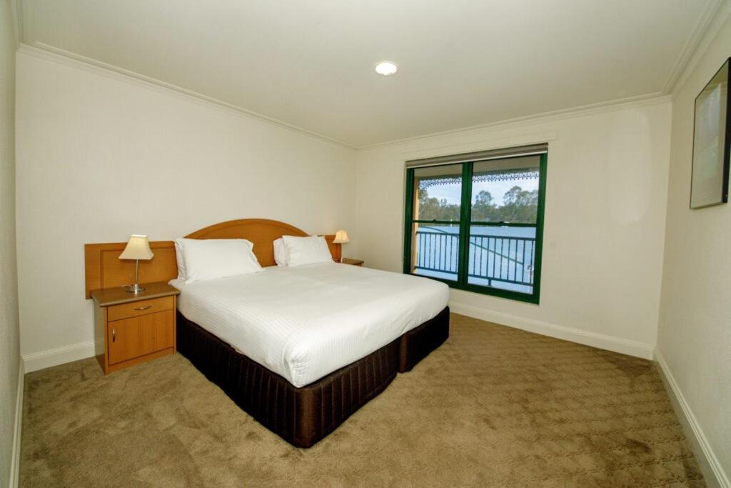 Yarrawonga Mulwala Golf Club Hotel Bagian luar foto A bedroom at the hotel