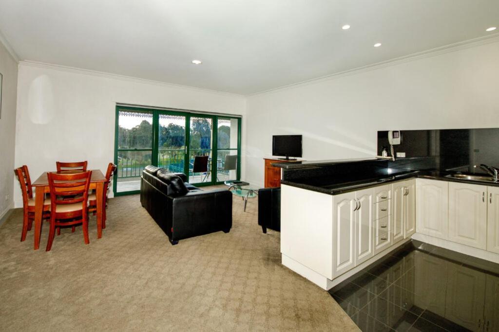 Yarrawonga Mulwala Golf Club Hotel Bagian luar foto A typical apartment at the Village