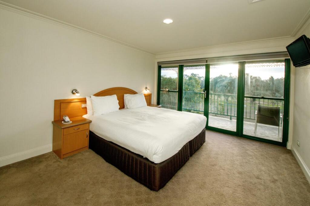 Yarrawonga Mulwala Golf Club Hotel Bagian luar foto A bedroom at the hotel