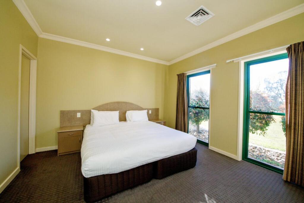 Yarrawonga Mulwala Golf Club Hotel Bagian luar foto A typical bedroom at the hotel