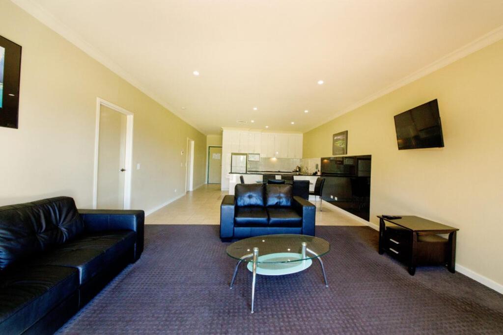 Yarrawonga Mulwala Golf Club Hotel Bagian luar foto A typical apartment at the hotel
