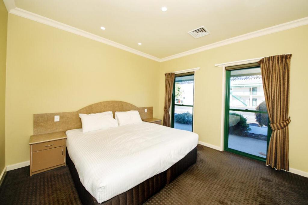 Yarrawonga Mulwala Golf Club Hotel Bagian luar foto A bedroom at the hotel