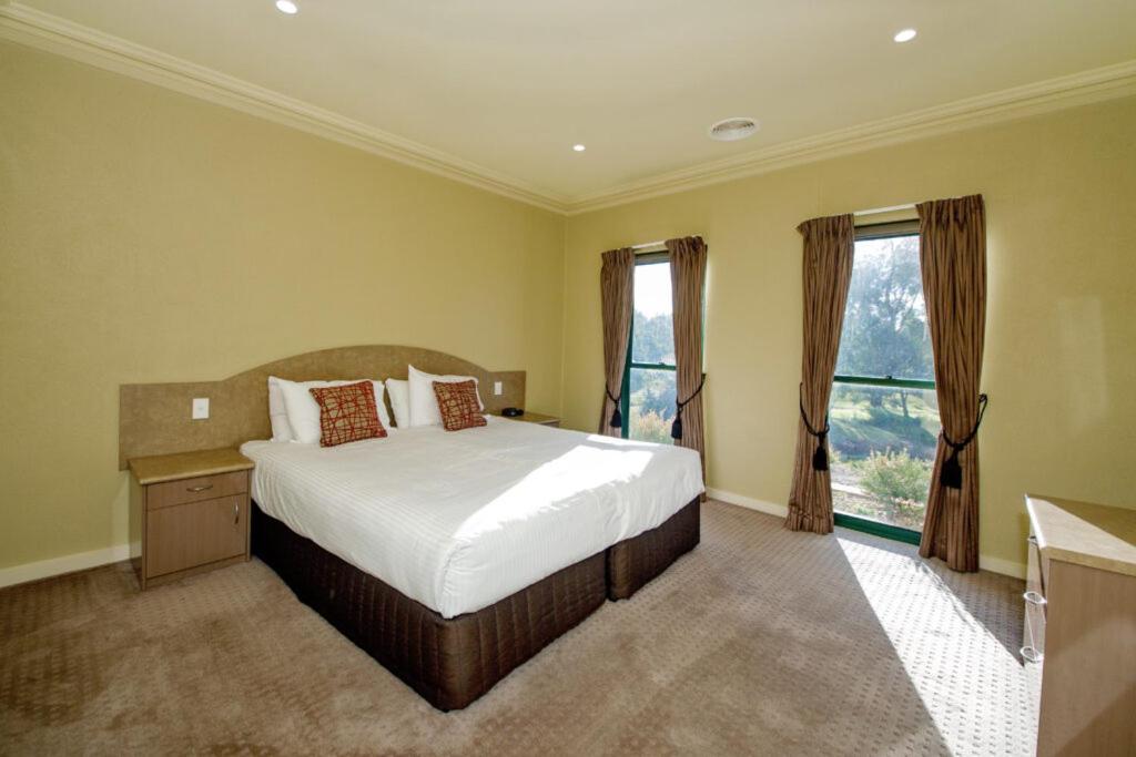 Yarrawonga Mulwala Golf Club Hotel Bagian luar foto A bedroom at the hotel