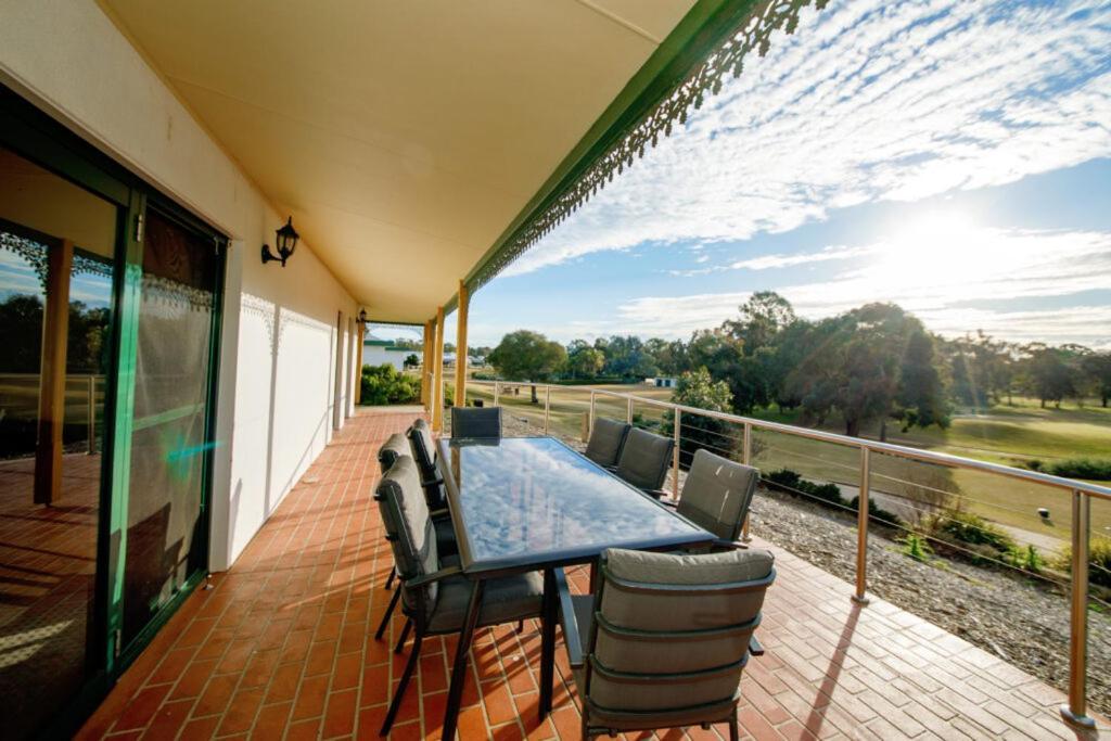 Yarrawonga Mulwala Golf Club Hotel Bagian luar foto A balcony in Australia