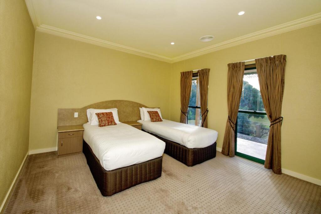 Yarrawonga Mulwala Golf Club Hotel Bagian luar foto A bedroom at the hotel