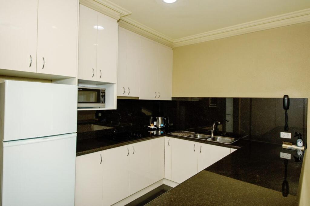 Yarrawonga Mulwala Golf Club Hotel Bagian luar foto A typical kitchen in a student apartment
