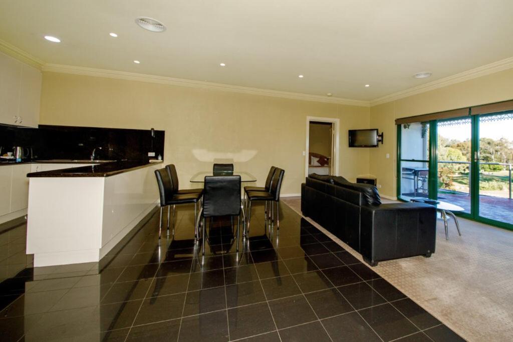 Yarrawonga Mulwala Golf Club Hotel Bagian luar foto A typical apartment at the hotel