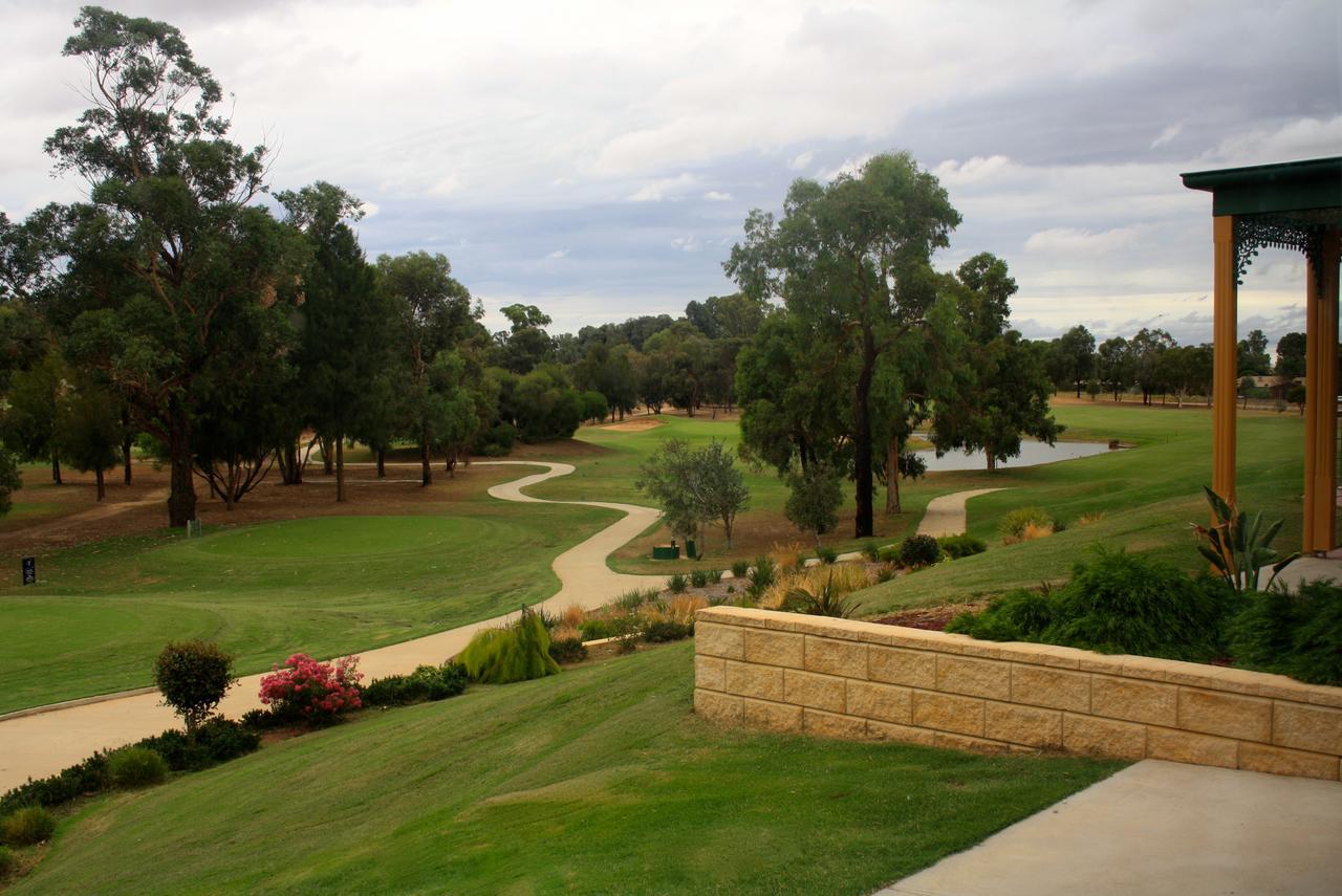 Yarrawonga Mulwala Golf Club Hotel Bagian luar foto The 18th hole at the Vines Resort and Country Club