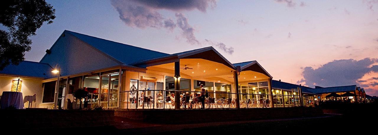 Yarrawonga Mulwala Golf Club Hotel Bagian luar foto Clubhouse at the Port Lincoln Golf Club
