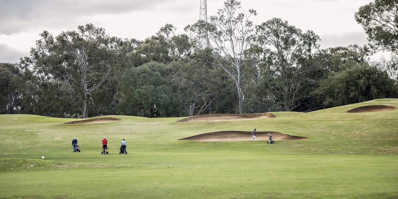 Yarrawonga Mulwala Golf Club Hotel Bagian luar foto Golfers at the 2011 Australian PGA Championship