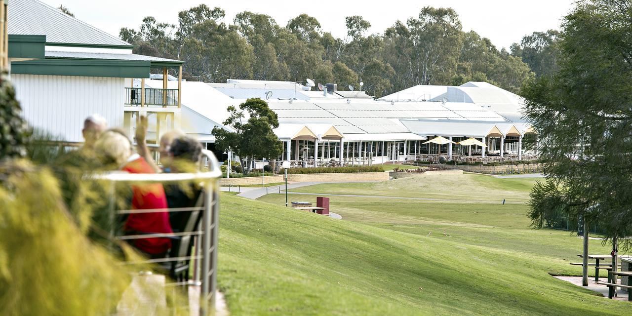 Yarrawonga Mulwala Golf Club Hotel Bagian luar foto The clubhouse at the Adelaide Oval