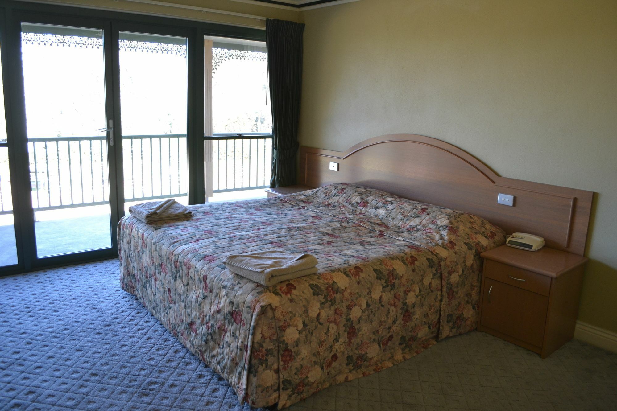 Yarrawonga Mulwala Golf Club Hotel Bagian luar foto A bedroom