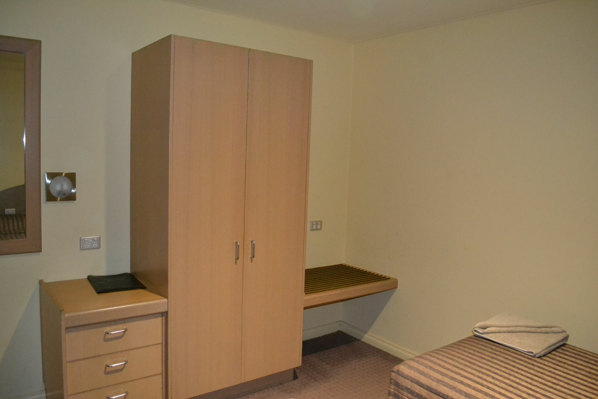 Yarrawonga Mulwala Golf Club Hotel Bagian luar foto A typical bedroom in the halls of residence